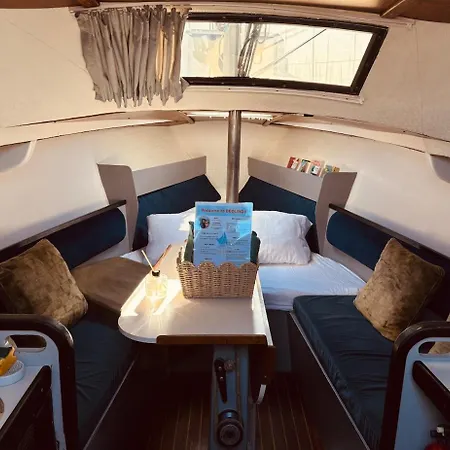 Botel Deolinda Charming Boat At Oriente Marina *