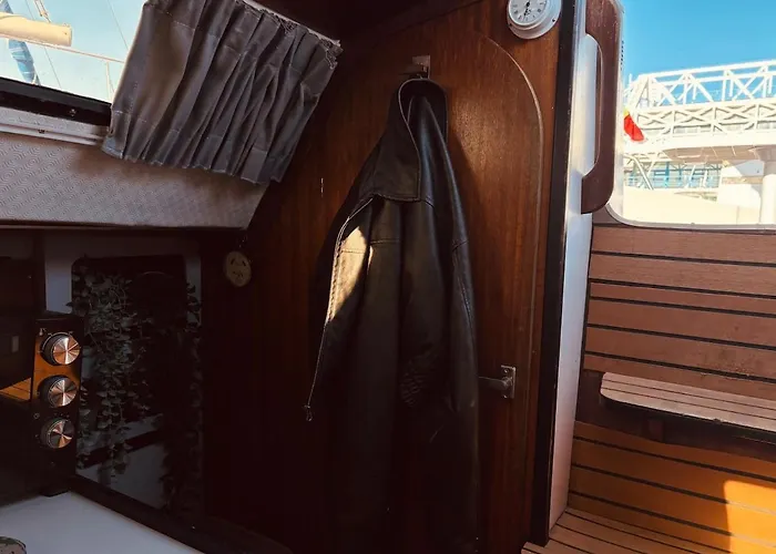 Ботель Deolinda Charming Boat At Oriente Marina Лиссабон