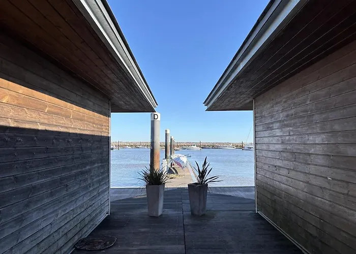 Deolinda Charming Boat At Oriente Marina Ботель