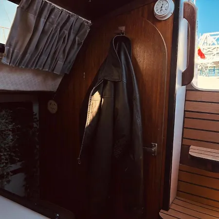 Botel Deolinda Charming Boat At Oriente Marina Lisbon